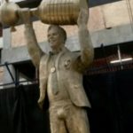 Поранешниот тренер на Ривер доби статуа, меѓуножјето привлече најголемо внимание